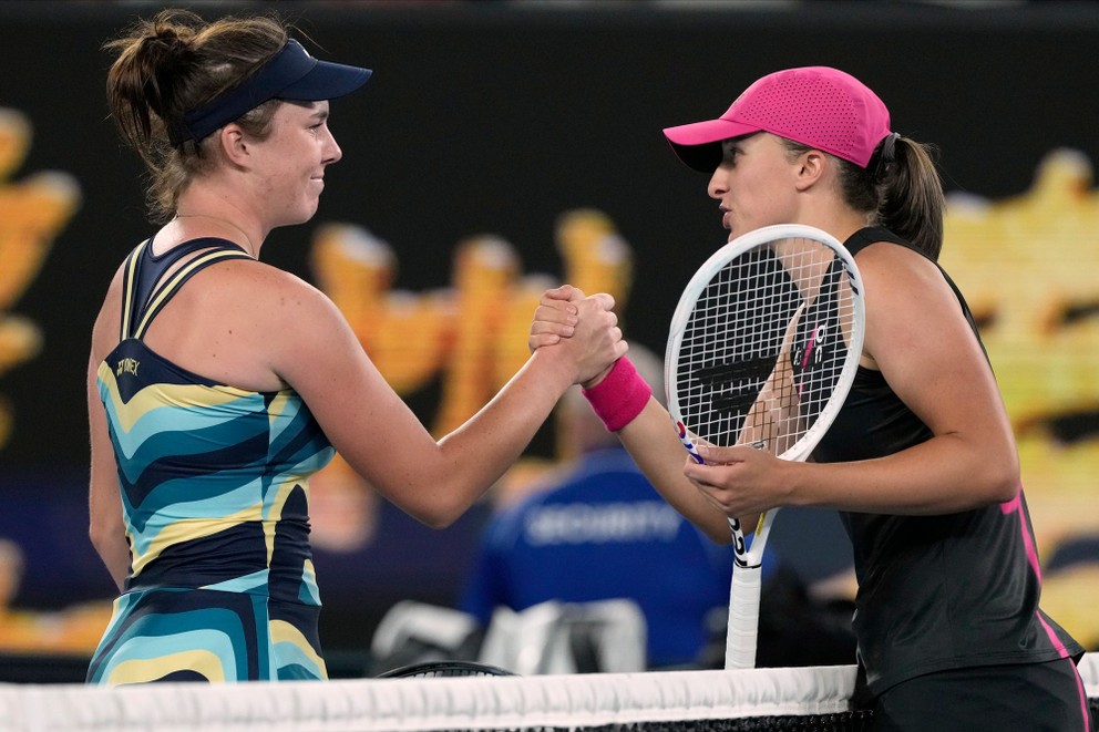 Linda Nosková (vľavo) a Iga Swiateková na Australian Open 2024.