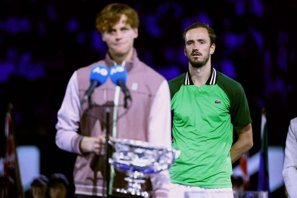 Jannik Sinner (vľavo) a Daniil Medvedev po finále na Australian Open 2024.
