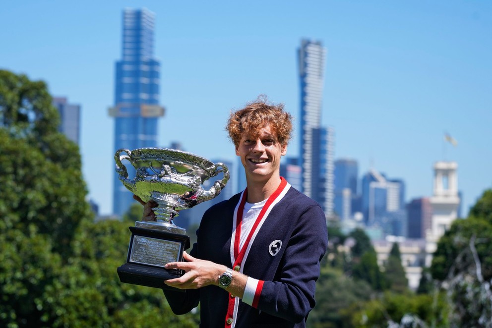 Jannik Sinner pózuje v Melbourne s trofejou pre víťaza Australian Open.