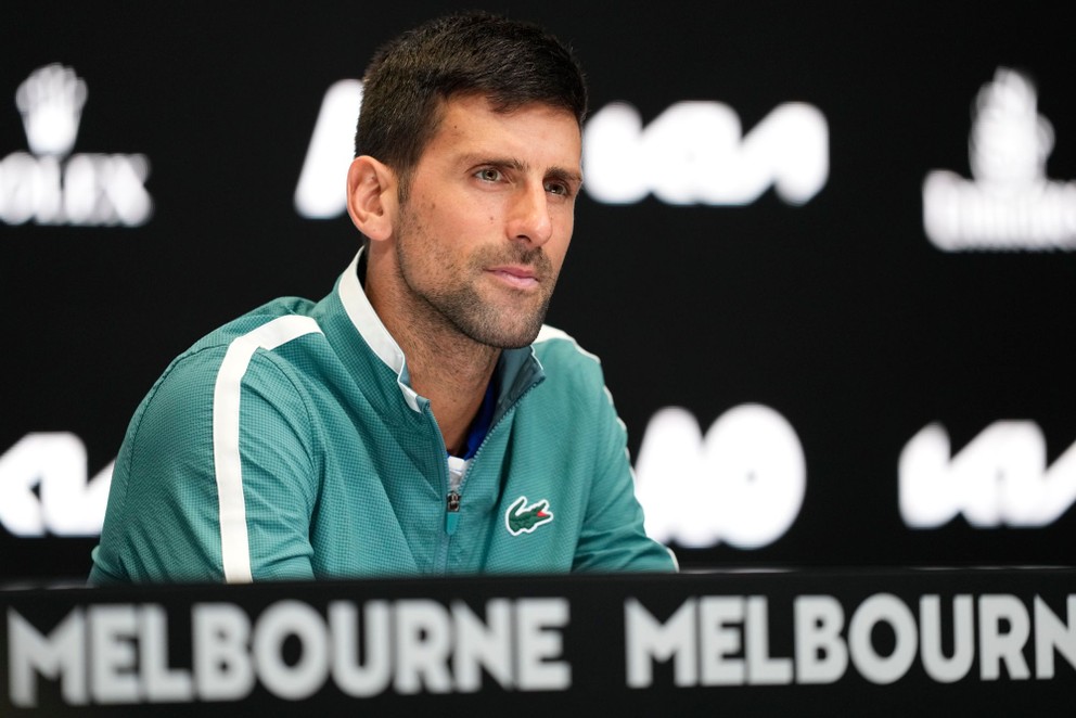 Novak Djokovič počas tlačovej konferencie pred turnajom Australian Open 2024.