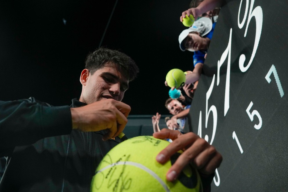 Španielsky tenista Carlos Alcaraz rozdáva autogramy počas Australian Open 2024.