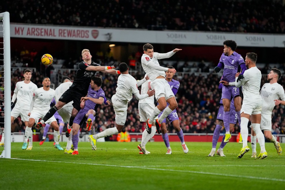 Jakub Kiwior nešťastne hlavičkuje loptu do vlastnej brány v zápase Arsenal - Liverpool
