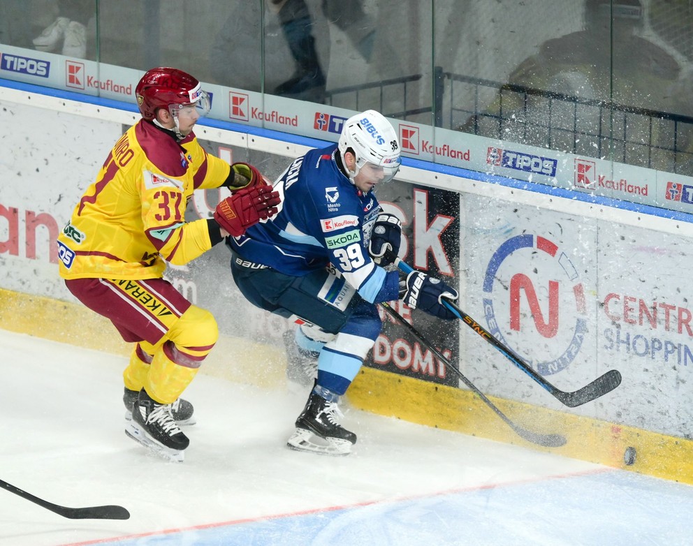 Phil Piertroniro (Trenčín) a Jakub Lacka (Nitra) v zápase 37. kola hokejovej Tipos extraligy medzi HK Nitra - HK DUKLA Trenčín. 