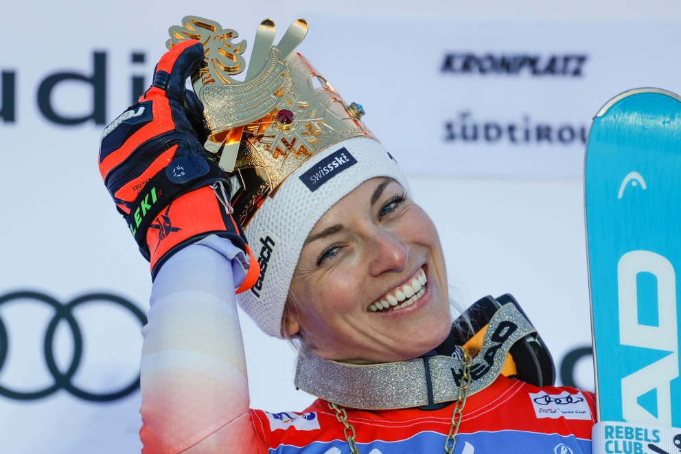 Lara Gutová-Behramiová sa teší z víťazstva v obrovskom slalome Svetového pohára v talianskom Kronplatzi.
