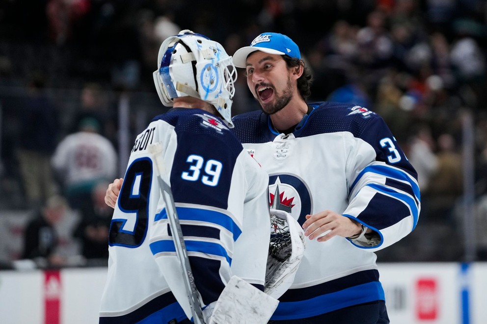 Connor Hellebuyck (vpravo) a Laurent Brossoit, brankári Winnipegu Jets.