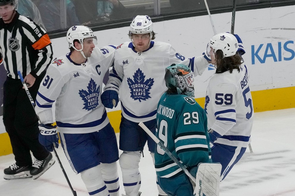Hráči Toronta Maple Leafs zľava John Tavares, William Nylander a Tyler Bertuzzi v zápase proti San Jose.
