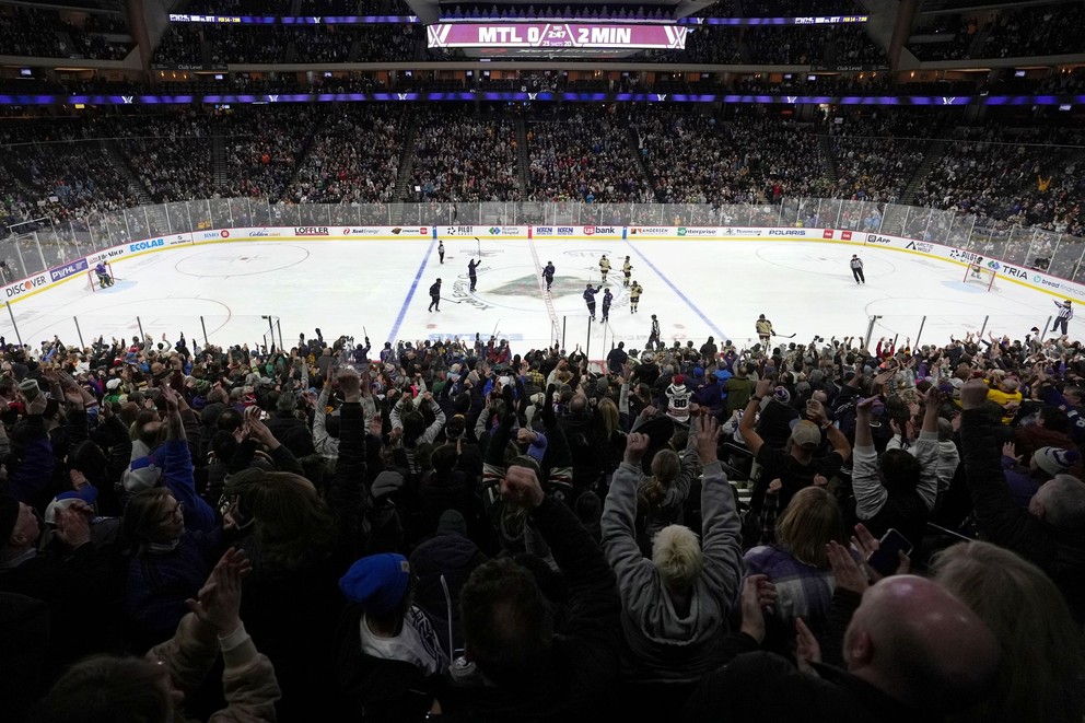 Fanúšikovia na štadióne počas zápasu Minnesota - Montreal v PWHL.