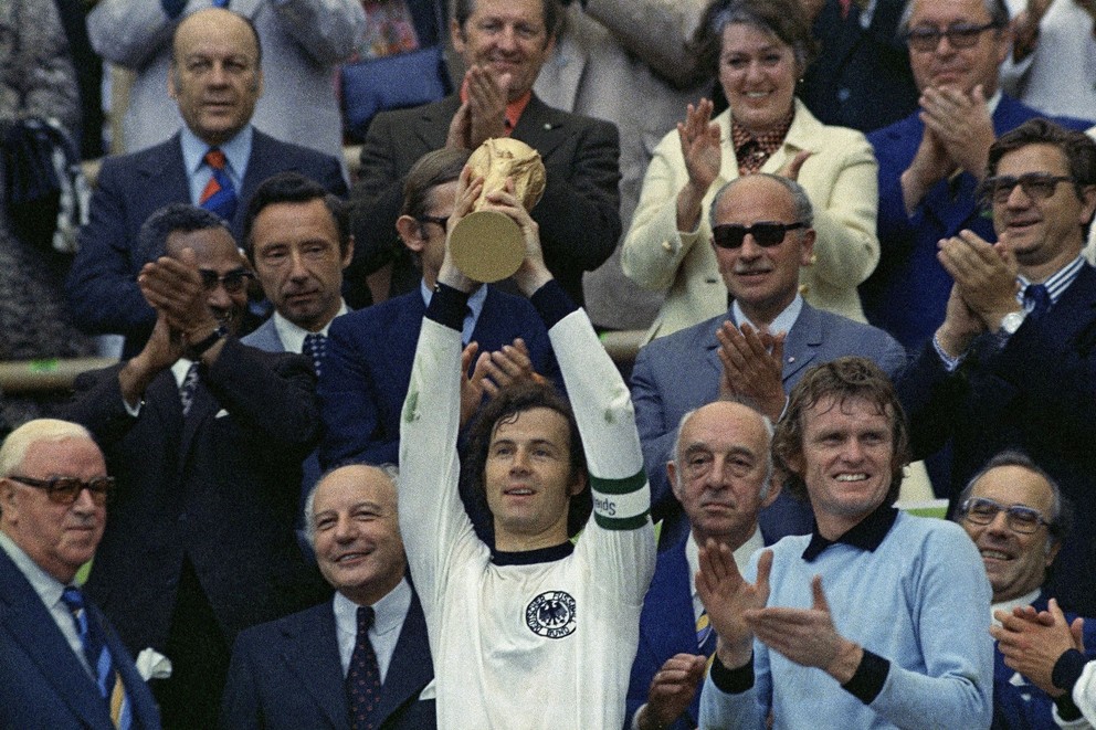Franz Beckenbauer s trofejou po víťazstve vo finále MS 1974
