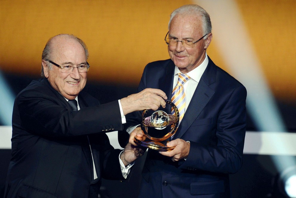 Franz Beckenbauer (vpravo) pri udeľovací Zlatej lopty 2013.