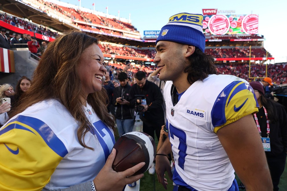 Wide receiver tímu Los Angeles Rams Puka Nacua na snímke so svojou matkou.