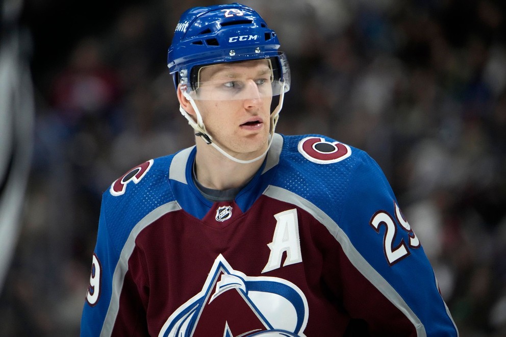 Na snímke je hráč Colorada Avalanche Nathan MacKinnon.