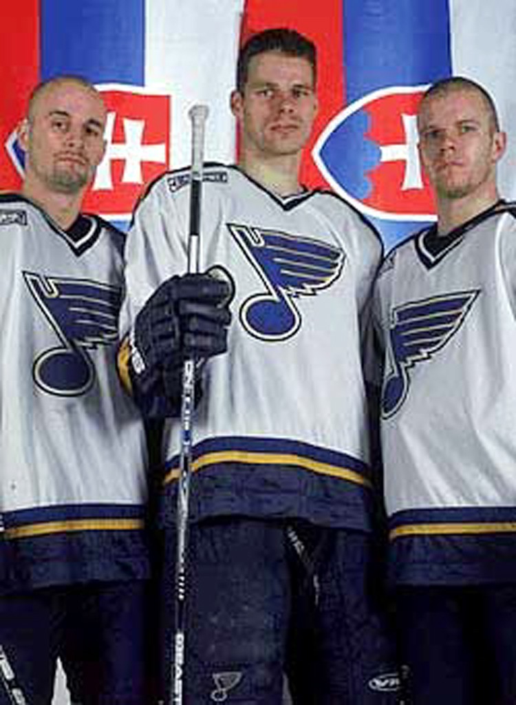 Zľava Pavol Demitra, Michal Handzuš a Ľuboš Bartečko vytvorili v St. Louis Blues produktívnu formáciu, tzv. Slovak Line či Slovak Pack.