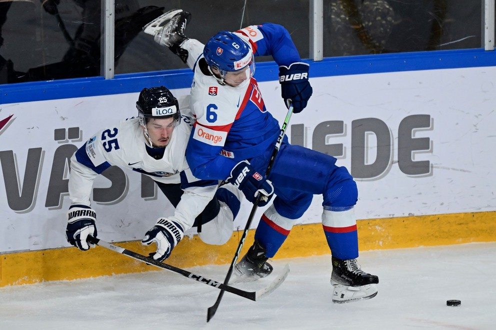 Max Koskipirtti (vľavo) a Jozef Viliam Kmec v zápase Slovensko - Fínsko vo štvrťfinále MS v hokeji do 20 rokov 2024.