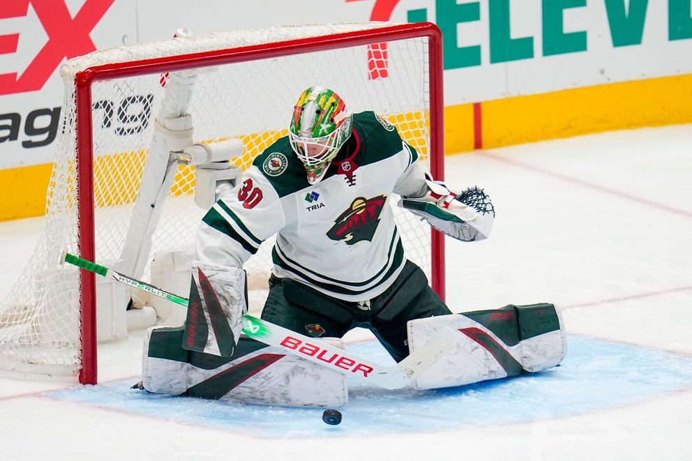 Švédsky brankár Jesper Wallstedt pri svojom debute v NHL.