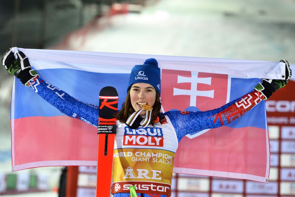 Petra Vlhová pózuje so zlatou medailou po triumfe na MS v zjazdovom lyžovaní 2019 vo švédskom Aare.