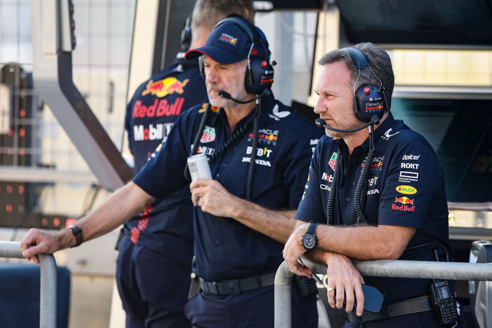 Šéf tímu Red Bull Christian Horner (vpravo) a technický riaditeľ Adrian Newey. 