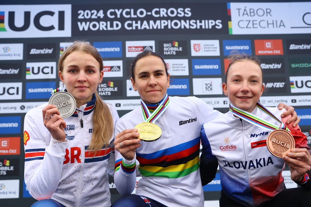 Medailistky z MS v cyklokrose 2024 v kategórii junioriek, zľava Cat Fergusonová, Célia Geryová a Viktória Chladoňová. 