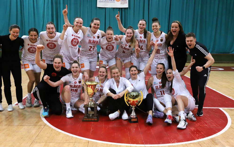 Hráčky Banskej Bystrice a realizačný tím oslavujú s pohárovou trofejou víťazstvo.