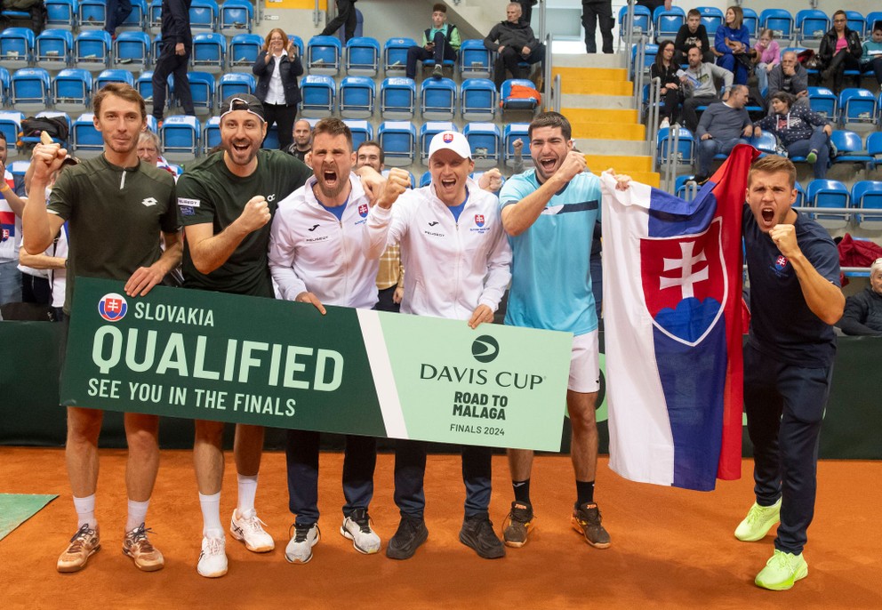 Slovenskí tenisti, zľava Lukáš Klein, Igor Zelenay, Norbert Gombos, Jozef Kovalík, Lukáš Pokorný a Alex Molčan.