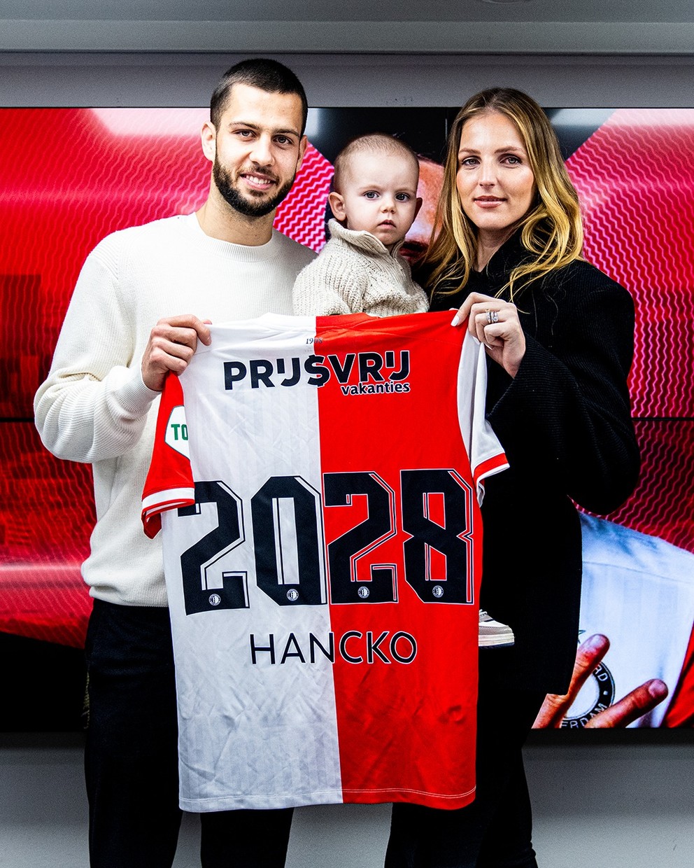 Dávid Hancko s rodinou pri podpise zmluvy s Feyenoord Rotterdam. 