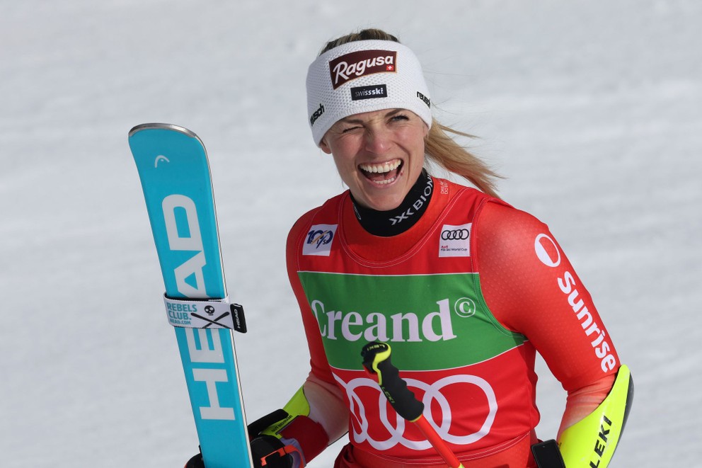 Lara Gutová-Behramiová sa teší zo štvrtého víťazstva v orbovskom slalome v sezóne. 