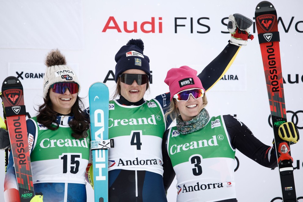 Najlepšia trojica v slalome v Soldeu (zľava) - druhá Zrinka Ljutičová , víťazka Anna Swennová-Larssonová a tretia Paula Moltzanová. 