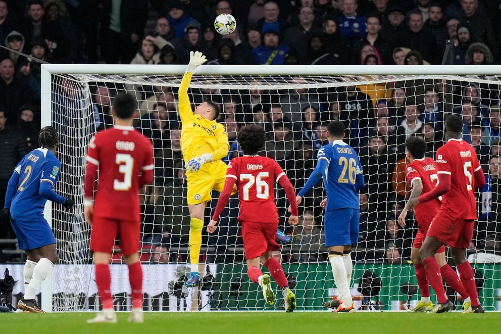 Brankár Chelsea Djordje Petrovič zasahuje v zápase proti FC Liverpool. 