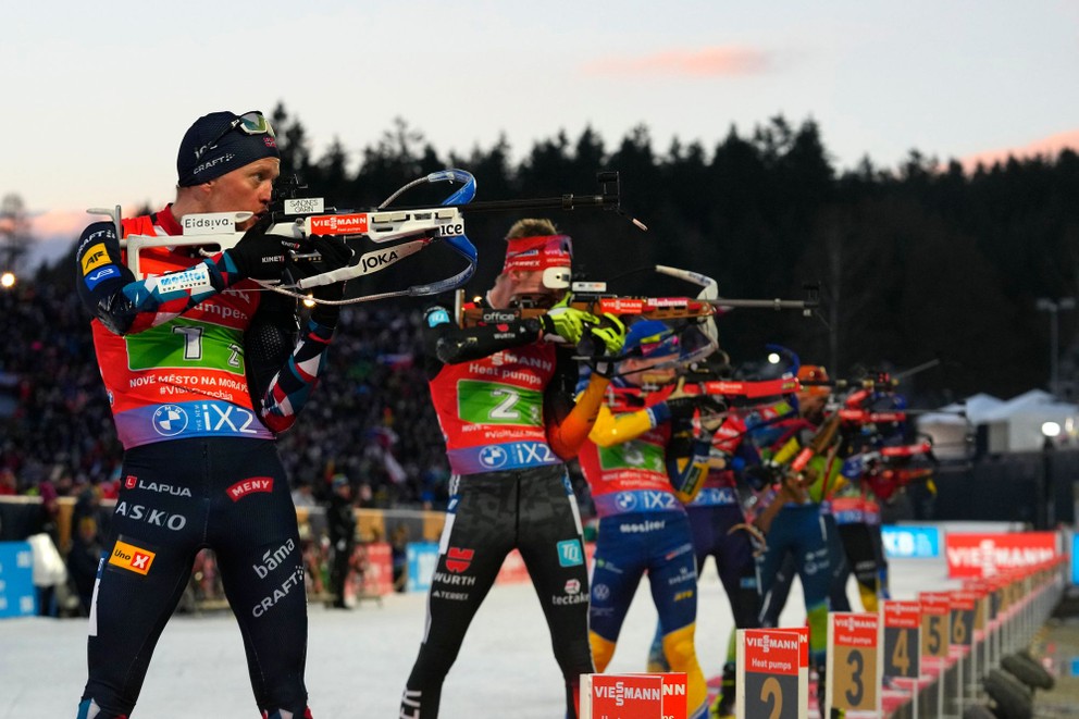 Nór Tarjei Bö a ďalší pretekári počas štafety mužov na MS v biatlone 2024.