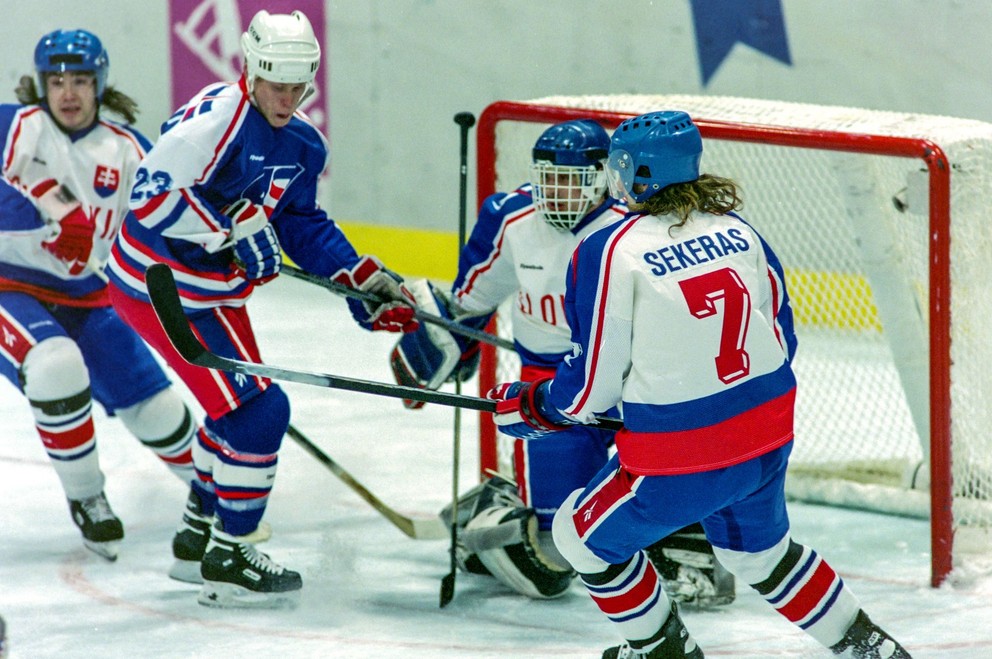 Ľubomír Sekeráš, Žigmund Pálffy a brankár Eduard Hartmann v zápase proti USA na ZOH 1994 v Lillehammeri. 