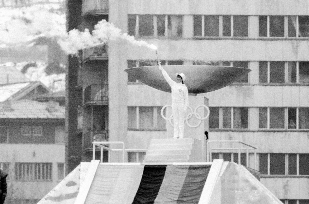 Krasokorčuliarka Sanda Dubravčićová zapaľuje olympijský oheň na zimných olympijských hrách 1984 v Sarajeve. 