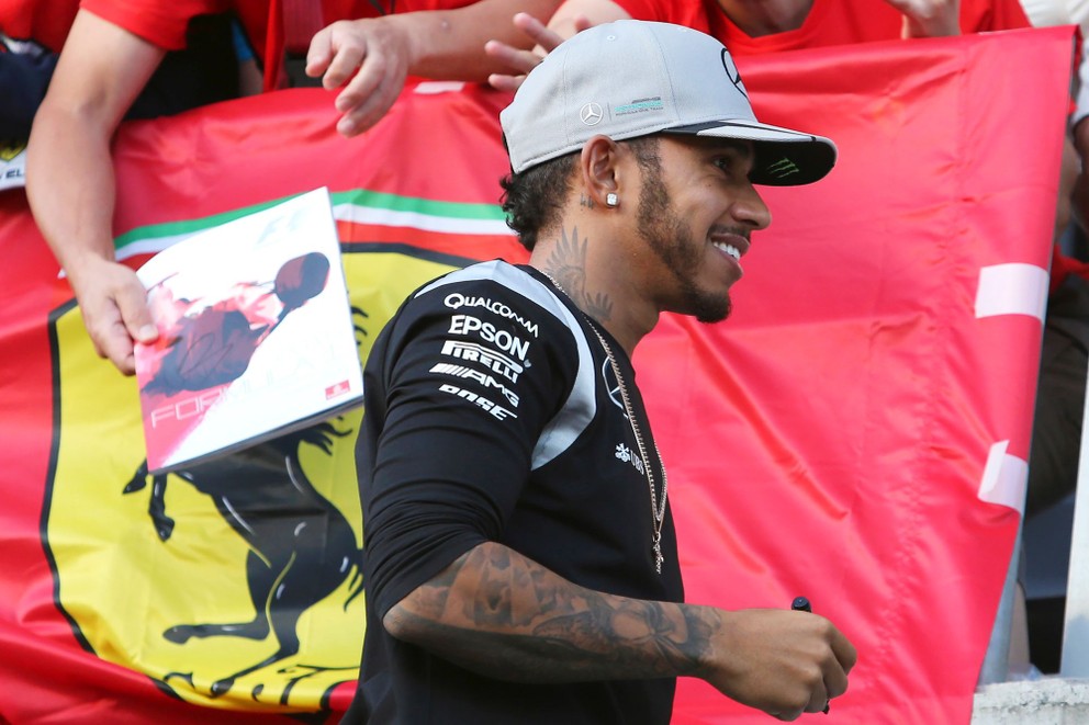 Britský jazdec formuly 1 Lewis Hamilton pred fanúšikmi Ferrari.