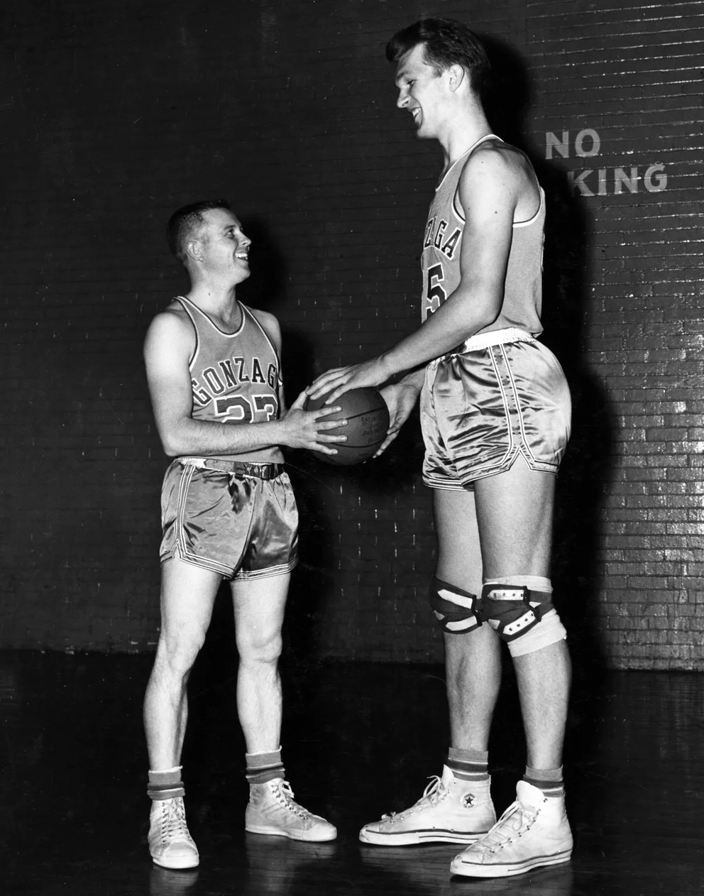 Najnižší a najvyšší. Chuck Redmond a Jean Claude Lefebvre v tíme Gonzaga University v sezóne 1957-1958.