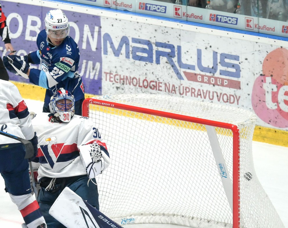 Sebastián Čederle (vľavo hore) dáva gól v zápase HK Nitra - HC Slovan Bratislava
