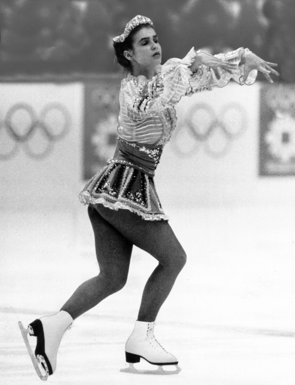 Osemnásťročná Katarina Wittová z NDR vyhrala súťaž na ZOH 1984 v Sarajeve súťaž krasokorčuliarok.