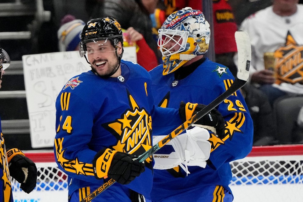 Auston Matthewsa Jake Oettinger sa tešia z víťazstva na turnaji hviezd NHL 2024.