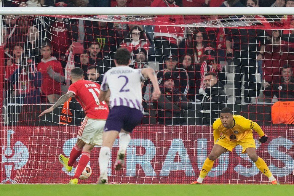 Ángel Di María strieľa gól z penalty.