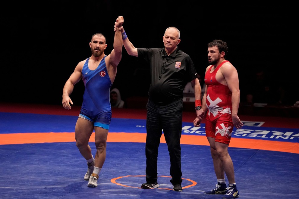 Boris Makojev a vľavo Turek Feyzullah Aktürk po finále vo voľnom štýle v kategórii do 92 kg na ME.