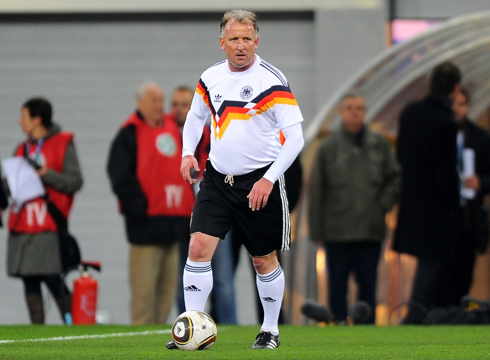 Andreas Brehme počas zápasu legiend v Lipsku.