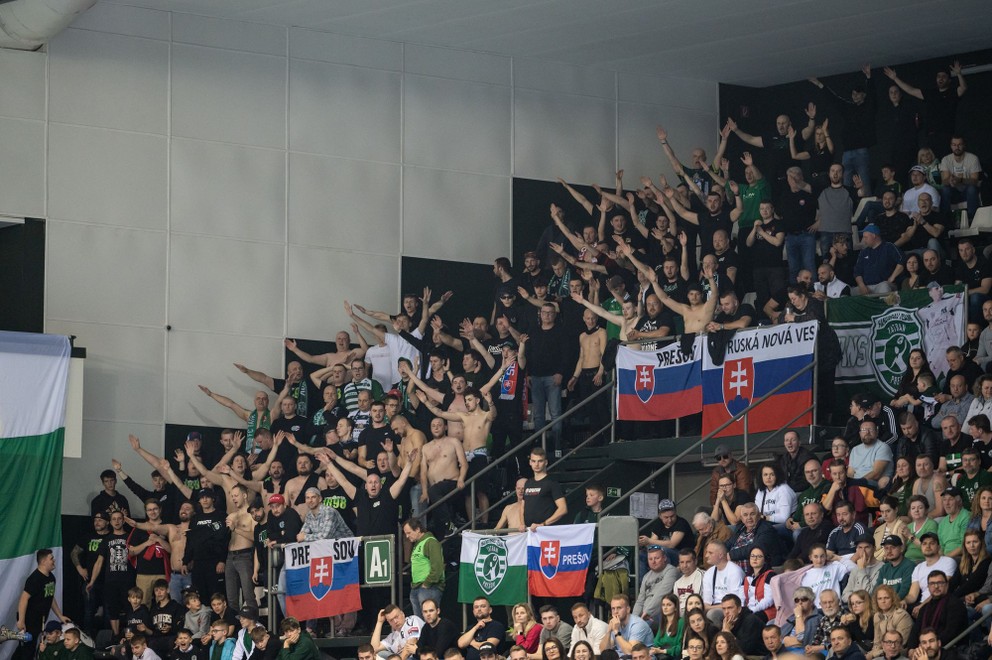 Fanúšikovia Tatrana Prešov povzbudzujú svoj tím v odvete štvrťfinále Európskeho pohára EHF.