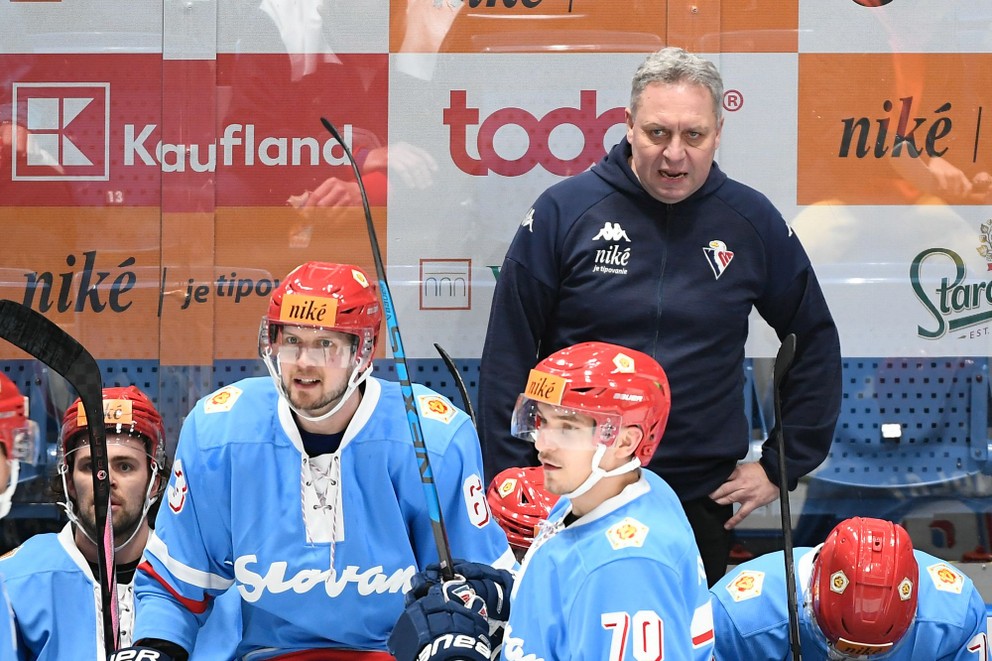 Tréner Slovana Peter Oremus počas 50. kola hokejovej Tipos extraligy HC Slovan Bratislava – HK 32 Liptovský Mikuláš.