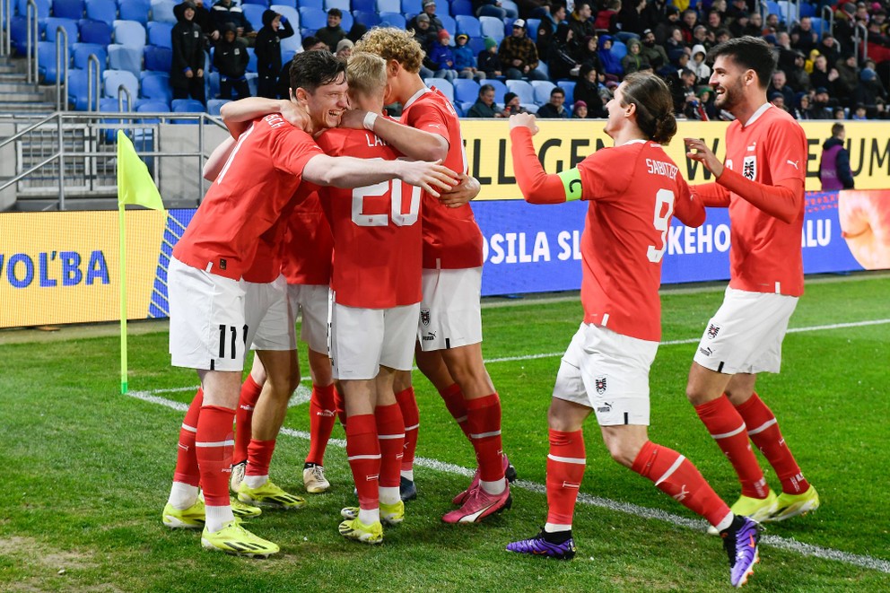 Radosť rakúskych futbalistov po strelení gólu počas prípravného futbalového zápasu Slovensko - Rakúsko.