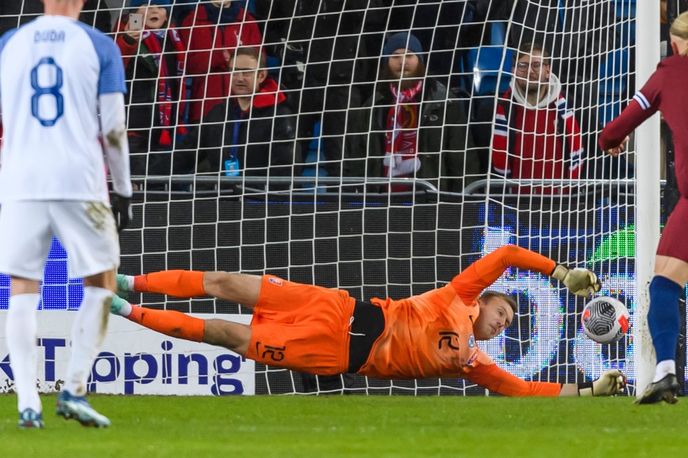 Marek Rodák chytil penaltu Erlinga Haalanda v prípravnom zápase Nórsko - Slovensko