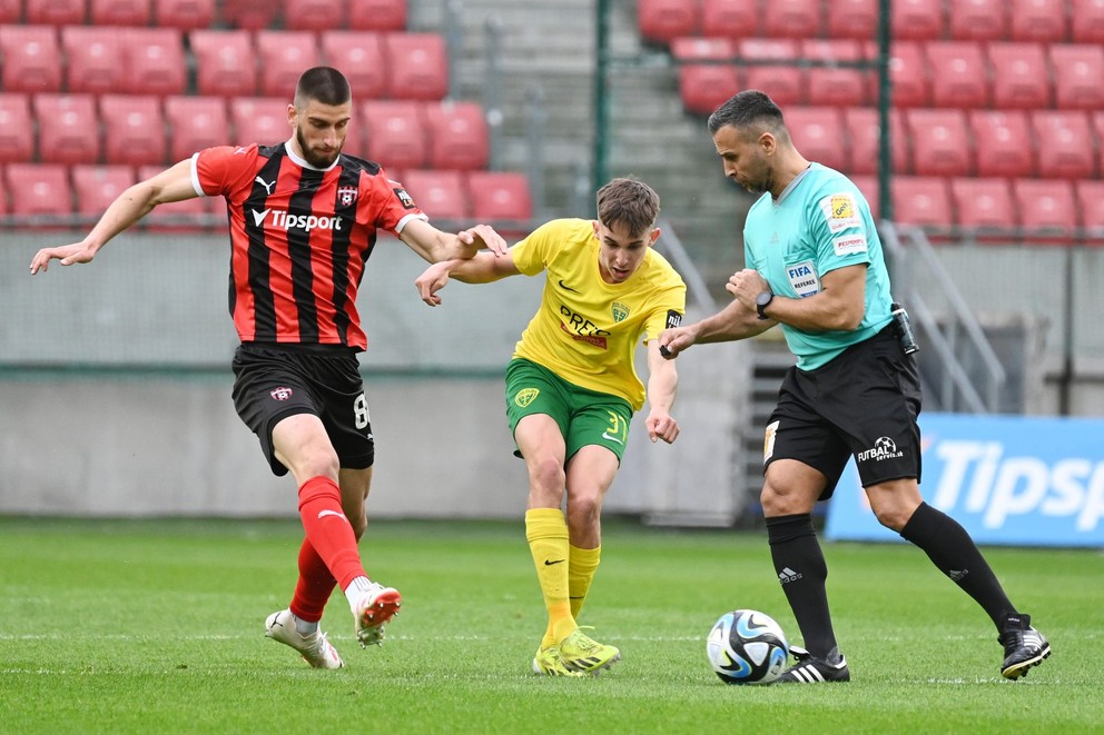 Futbalový rozhodca Filip Glova v zápase FC Spartak Trnava - MŠK Žilina. 