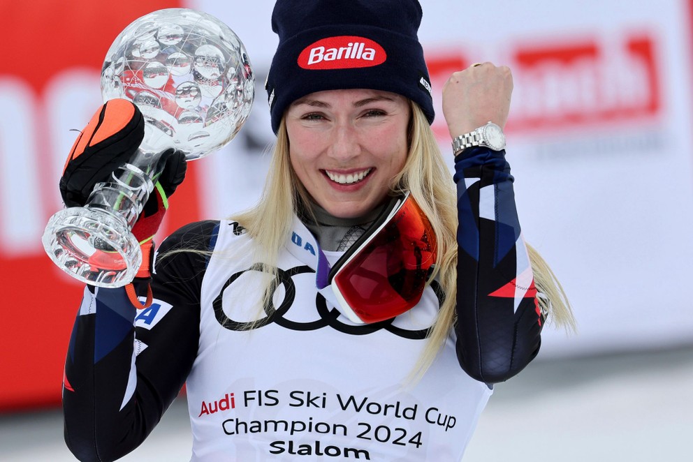 Mikaela Shiffrinová sa teší zo zisku malého glóbusu za slalom. 