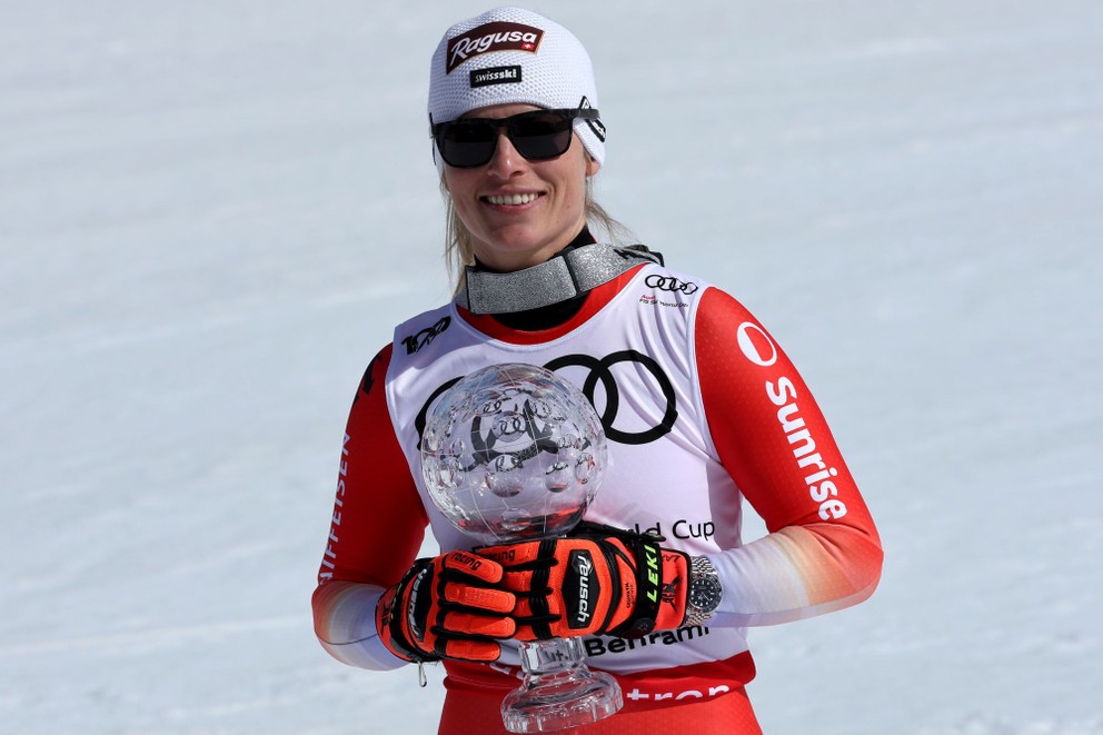 Lara Gutová-Behramiová sa teší zo zisku malého glóbusu za obrovský slalom. 