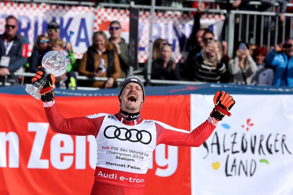 Rakúsky lyžiar Manuel Feller drží malý glóbus za slalom po finálovom podujatí Svetového pohára v rakúskom Saalbachu