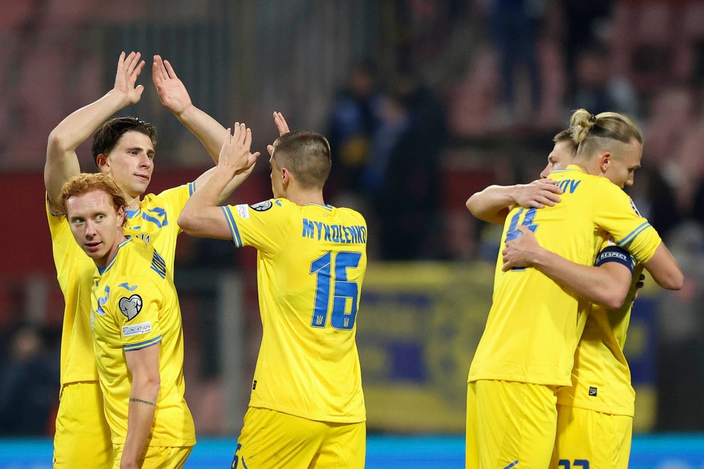 Radosť hráčov Ukrajiny po výhre nad Bosnou a Hercegovinou. 