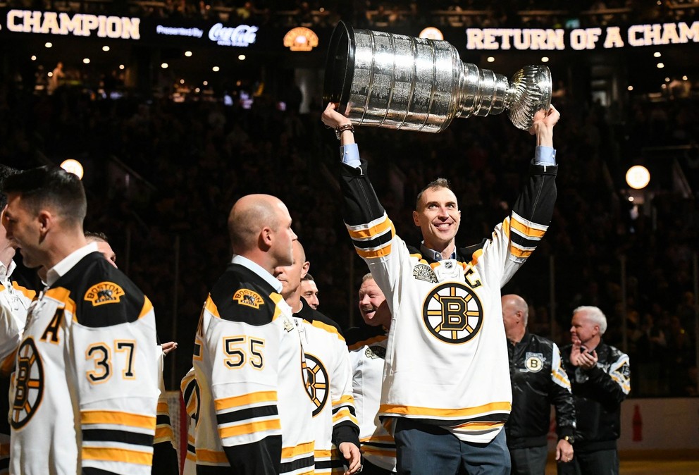 Víťazi Stanleyho pohára z roku 2011 pri oslavách storočnice Bostonu Bruins.