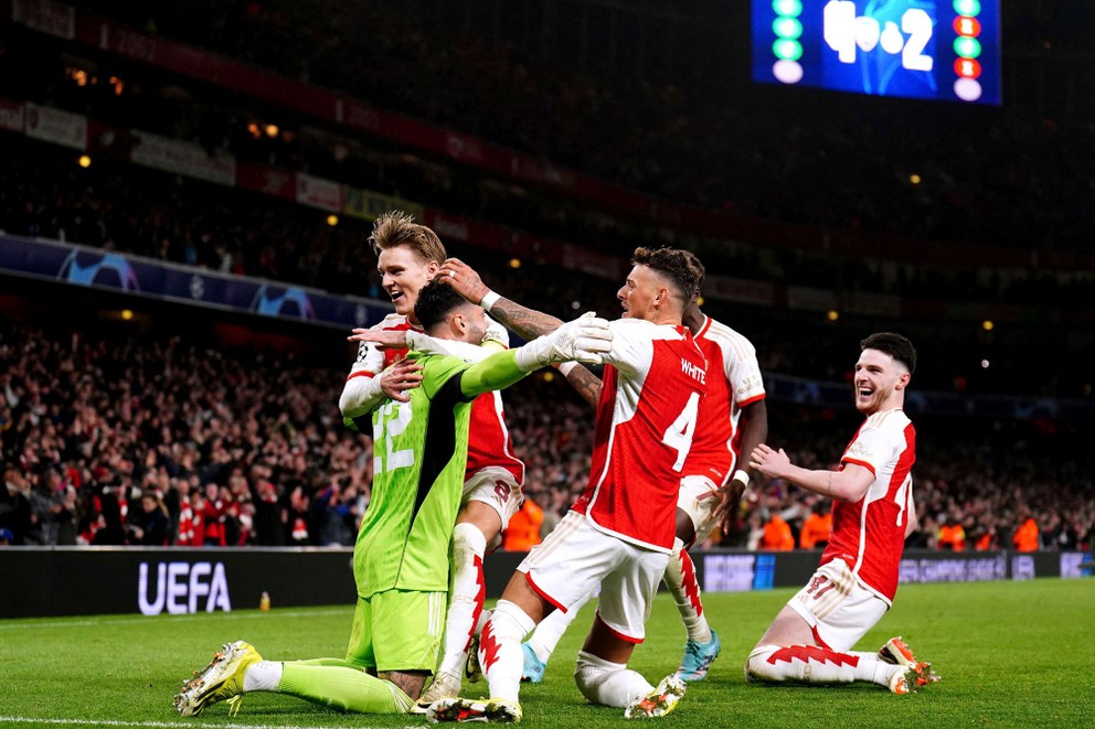 Hráči Arsenalu Londýn David Raya, Martin Odegaard, Ben White, Bukayo Saka a Declan Rice sa radujú po odvetnom zápase osemfinále Arsenal Londýn - FC Porto