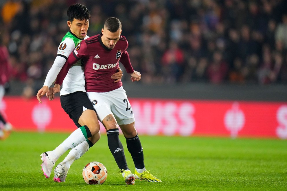 Wataru Endo a slovenský futbalista v drese Sparty Praha Lukáš Haraslín.